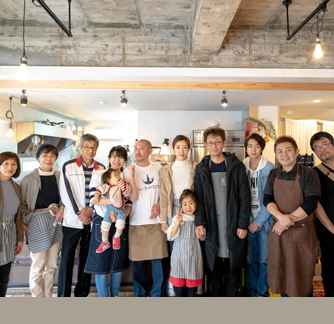 ブルーライトヨコヤマ 店内集合写真
