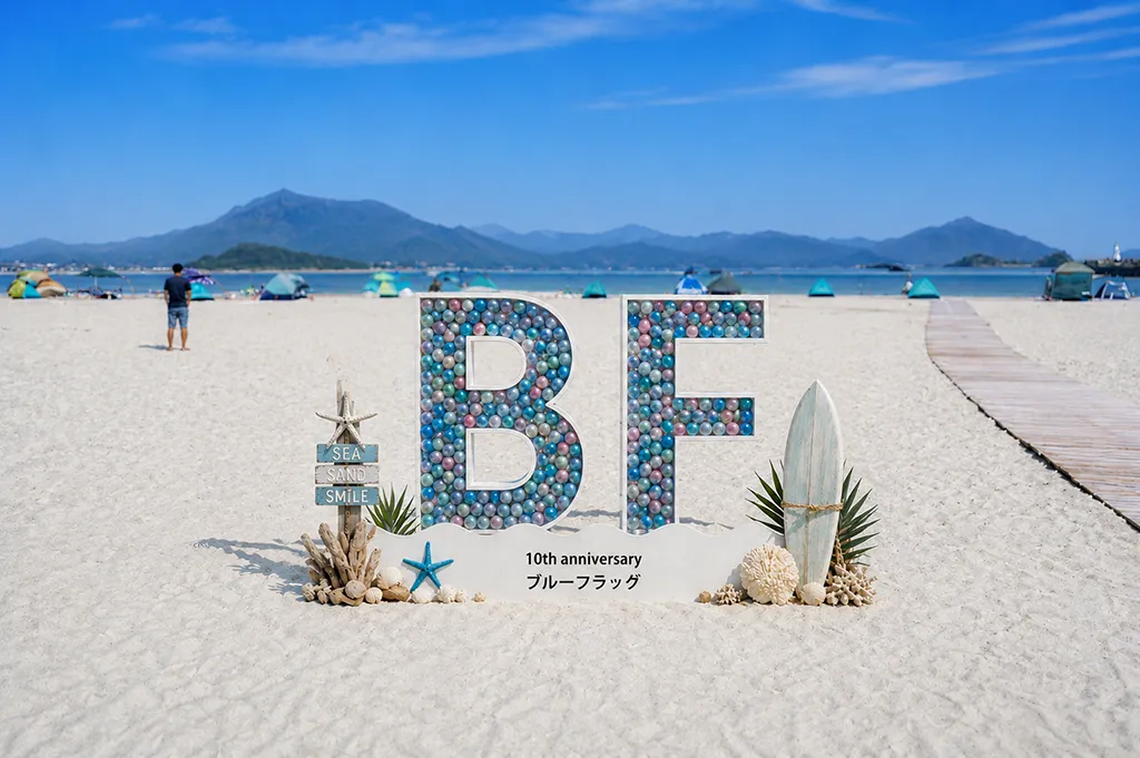 BLUEFLAGビーズモニュメント 完成イメージ（若狭和田ビーチに立つ）